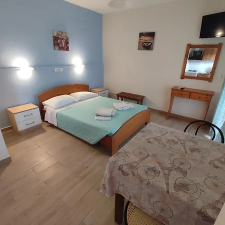 Avra Aparthotel 3*